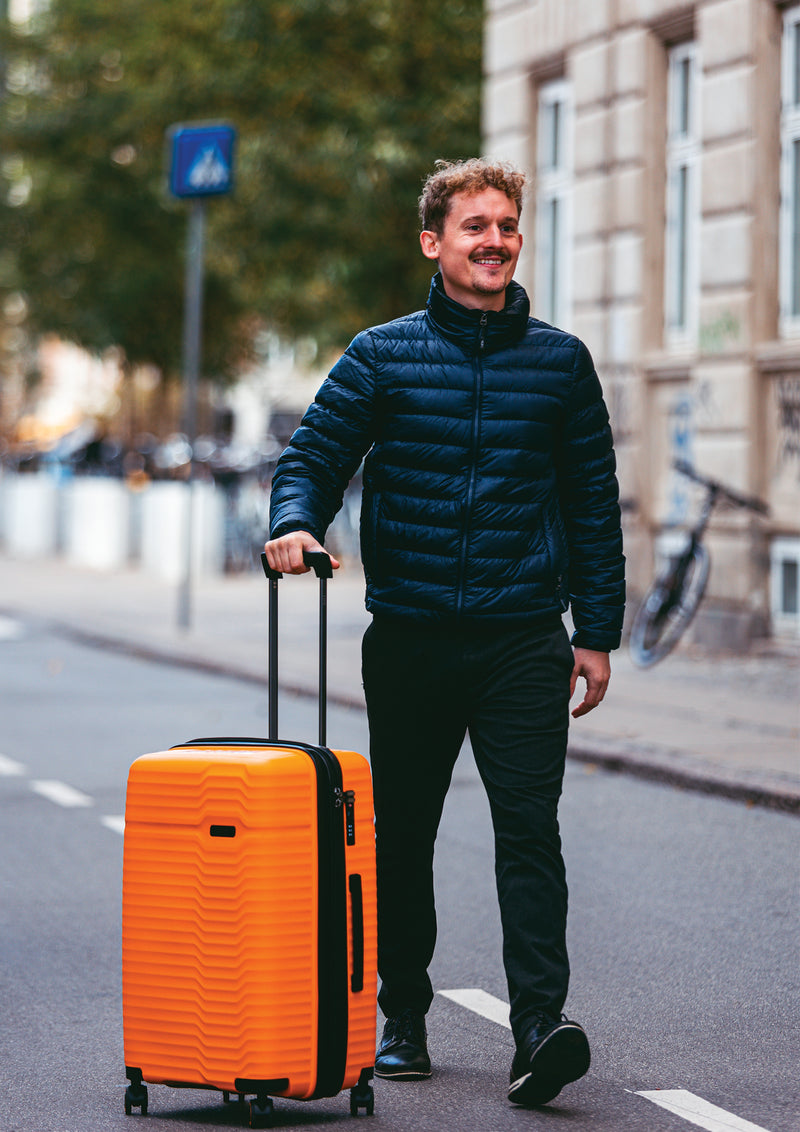 Peter med Evolution check-in kuffert i orange