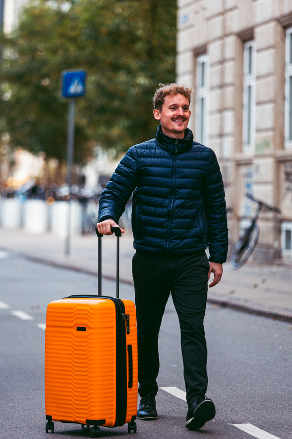 Peter med orange kuffert fra KKDK of Copenhagen